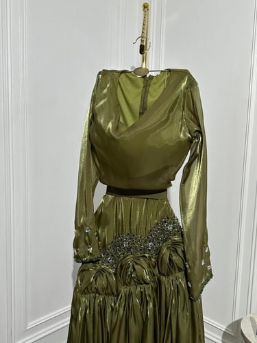 فستان راقي وانيق بالون الزيتي