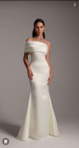 فستان ابيض ناعم وخفيف