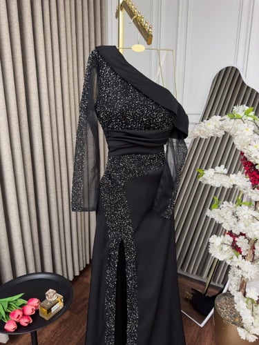 فستان اسود مطرز