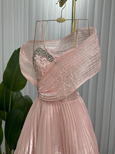 فستان سهرة أنيق بفصوص عيسائي