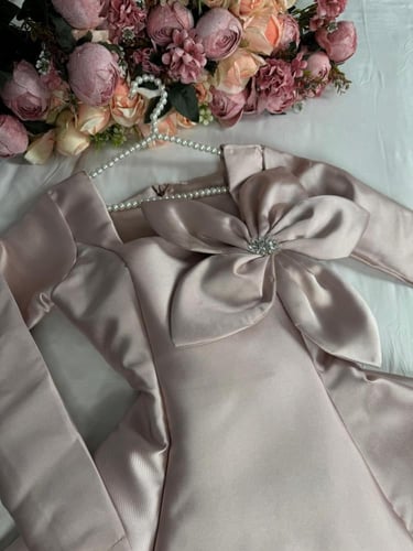 فستان لحمي ميكادوا وردة صدر مطرزة /Mair Fashion