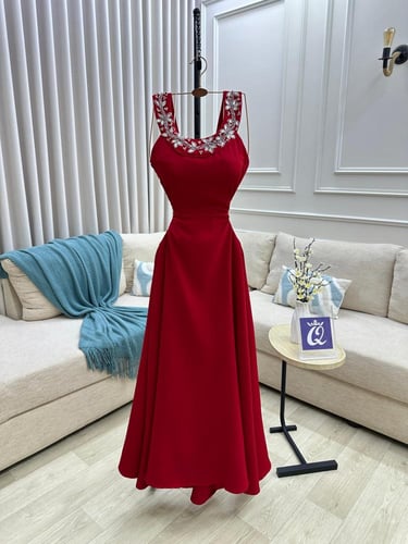 فستان احمر علاقي مطرز صدر بذيل أنيق