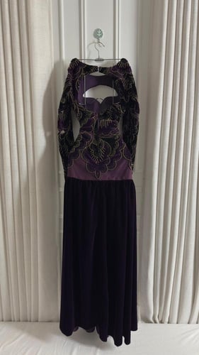 فستان مناهل بتصميم راقٍ من Miar Fashion