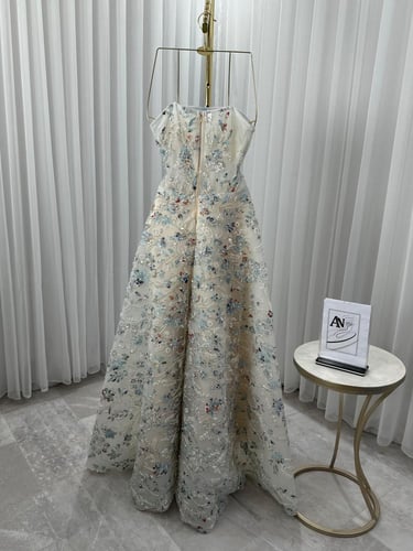 فستان ملكي سهرة عرائسي مطرز وتصميم فاخر