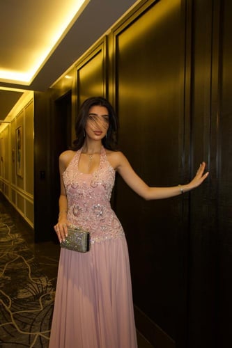 فستان سهره لحمي بتصميم عصري يخطف الأنظار من ميار ف...