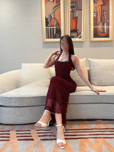 فستان سهرة باللون العودي مزين من أفخم فصوص الزركون...