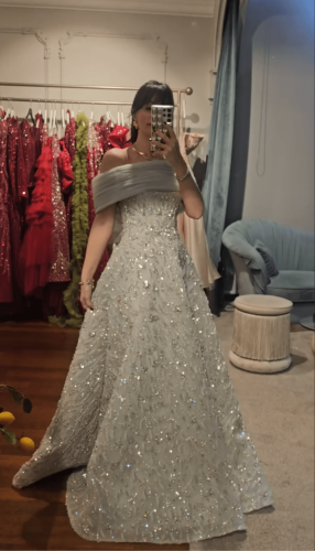 فستان سهرة مطرز بخرز لامع بتصميم ملكي فاخر من Mair...