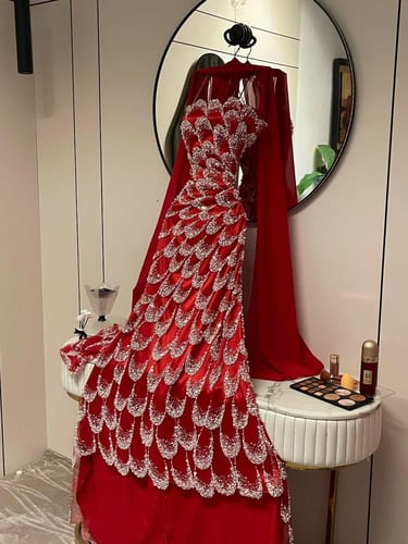 فستان سهره مطرز بخرز راااقي بطانه باربي ناعمه ومري...