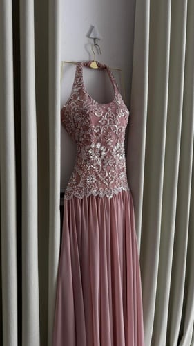 فستان سهره لحمي بتصميم عصري يخطف الأنظار من ميار ف...