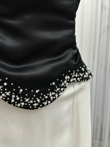 فستان ابيض علا اسود بتصميم راقي