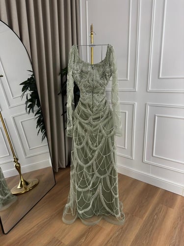 فستان سهره بكلفه مطرزة وبطانه من قماش التفته استرت...