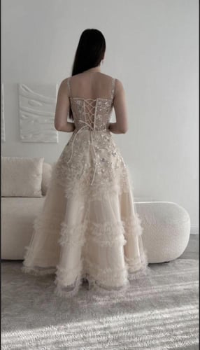 فستان سهرة باللون اللحمي من قماش التل مزين بكلفه خ...