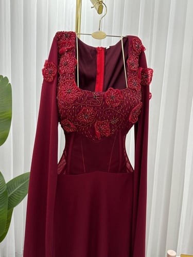 فستان بتصميم الكورسيه وصدريه مطرزه بالورد والخرز