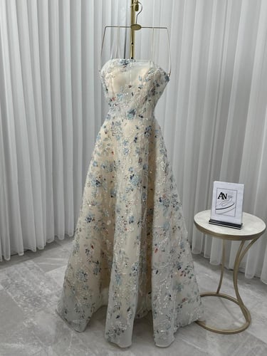 فستان ملكي سهرة عرائسي مطرز وتصميم فاخر