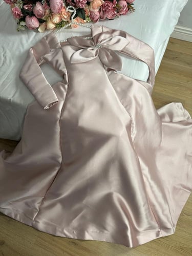 فستان لحمي ميكادوا وردة صدر مطرزة /Mair Fashion