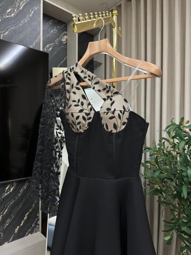 فستان اسود قصير على كم ترتر