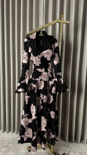 فستان أسود دانتيل مورد فاخر من Miar Fashion