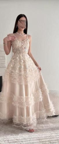 فستان سهرة باللون اللحمي من قماش التل مزين بكلفه خ...