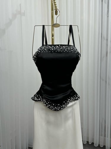 فستان ابيض علا اسود بتصميم راقي