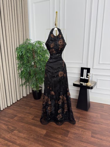 فستان سهره بلون الأسود وكلفه موردة، مبطن بقماش الت...