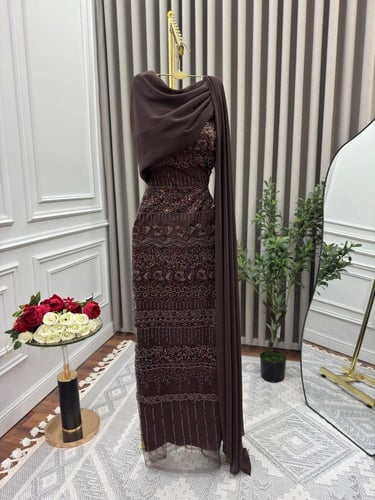 فستان سهره يتميز بتطريز راقي