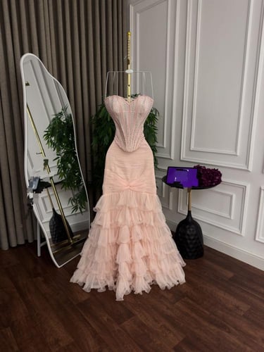 فستان سهرة من قماش التل بتطريزات لول راقية من miar...