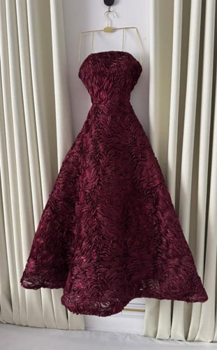 فستان باللون العنابي الداكن الفخم تصميم كتف مكشوف...