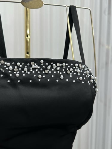 فستان ابيض علا اسود بتصميم راقي