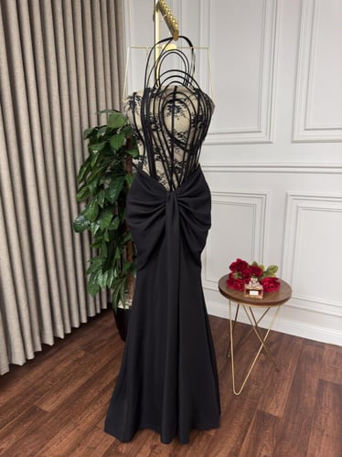 فستان أسود بربي علي صدر بيج مشجر