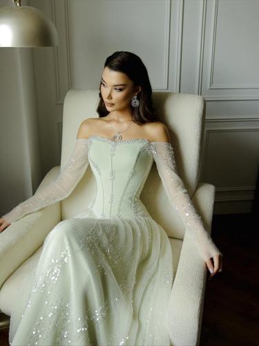 فستان سهره مطرز بكلفه خرز جميله بطانه باربي ناعمه...