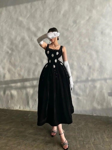 فستان اسود مخمل كم ابيض مطرز