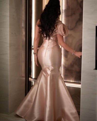 فستان سهرة لحمي بتصميم فاخر وانيق