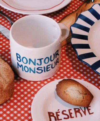 Bonjour Monsieur - كوب
