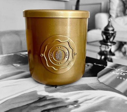 شمعة - برائحة التوباكو و الفانيلا