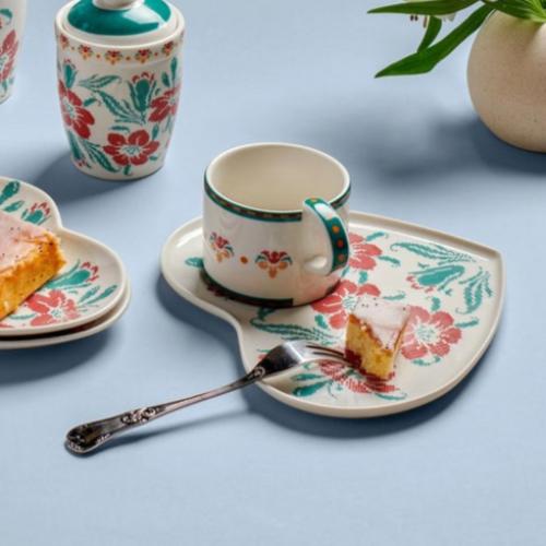 Hibiscus Heart - طقم كوب شاي و صحن قلب