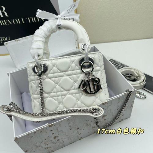 شنطه ليدي ديور ماستر ابيض لوقو فضي