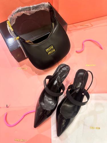 طقم. ميوميو اسود