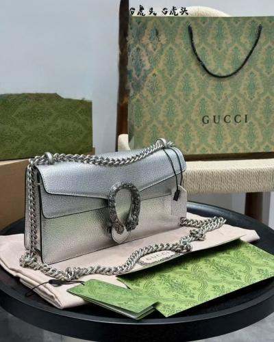 شنطه كوتش فضي ماستر