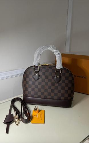 شنطه لويس فيتون مع الميداليه