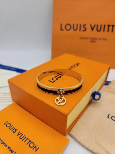 اسواره لويس فيتون مع ملحقاتها