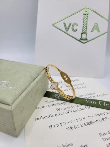 أساور فان كليف فخمة مع الملحقات