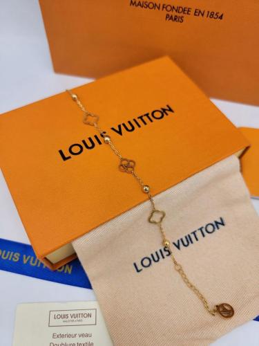 اسوارة لويس فيتون بملحقاتها