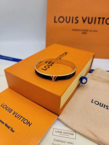 اسواره لويس فيتون مع ملحقاتها