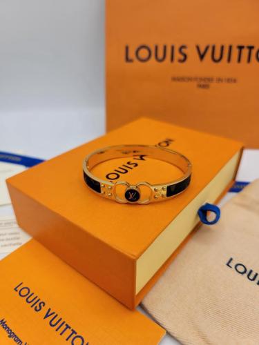 اسواره لويس فيتون مع ملحقاتها