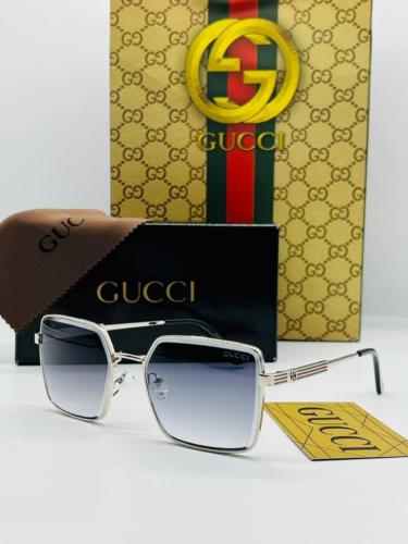 نظاره شمسية من ماركه - قوتشي مع ملحقاتها