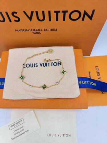 اسوارة لويس فيتون بملحقاتها