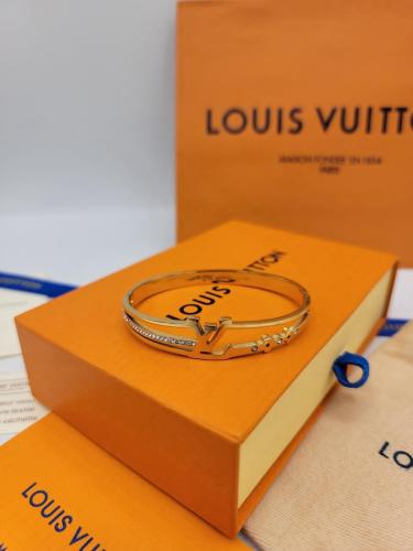 اسواره لويس فيتون مع ملحقاتها