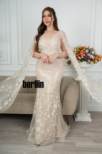 فستان سهرة ماكسي ضيق مطرز بأكمام كيب بيج