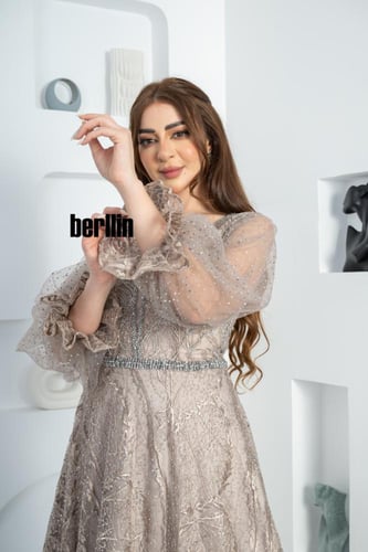 فستان سهرة ماكسي مميز بكم بف وبقصة واسعة لون بيج