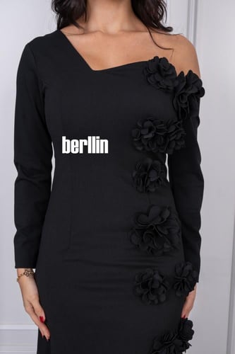 فستان بأكتاف مكشوفة زهور بارزة لون اسود